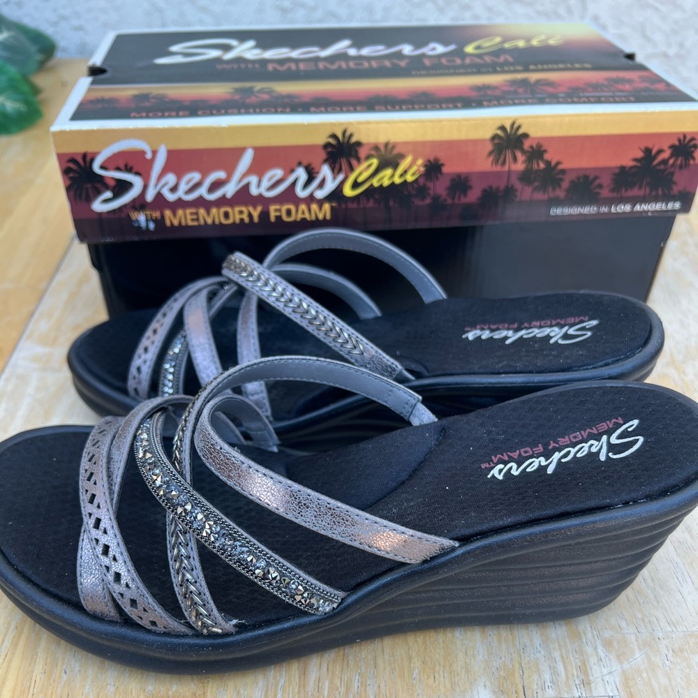 Skechers metallic grey / pewter strap slip on wedge sandal. Lassie Size 9 womens